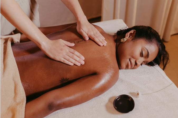 Initiation au massage du dos en duo avec apprentissage des gestes de massage bien-être.